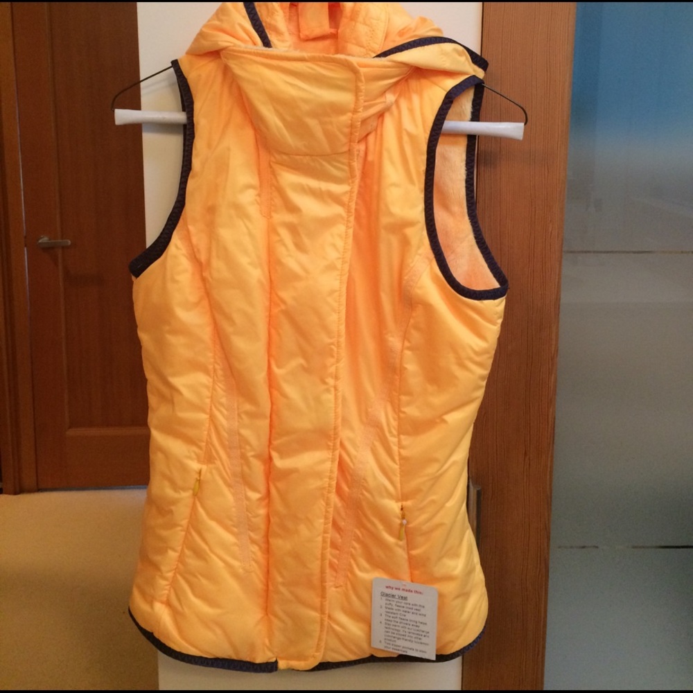 NWOT size 4 lululemon puffy vest